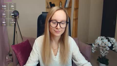 Nicoletta online show from November 2025 07:05:02 PM