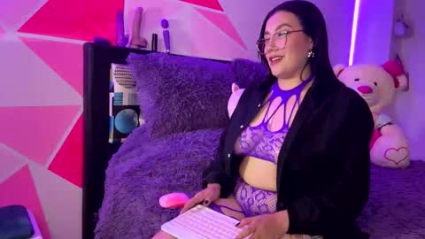 Nicole online show from November 2025 04:38:01 AM