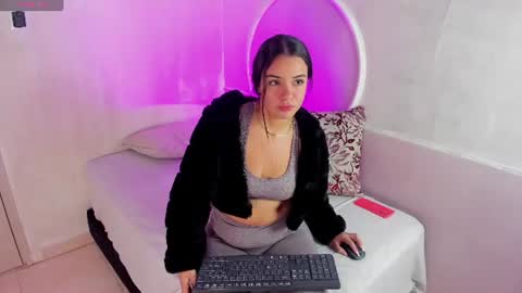 Snapshot of nicolee_blair chatting on June 2026 12:22:01 PM Nicole online show from June 2026 12:22:01 PM