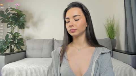 Snapshot of nicoleluuv chatting on January 2025 01:04:01 PM Dua Lipa online show from January 2025 01:04:01 PM