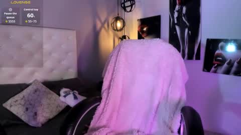 Nicolle online show from December 2025 02:00:02 PM