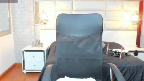 Snapshot of nohemi_louse chatting on September 2025 10:10:02 PM Nohemi online show from September 2025 10:10:02 PM