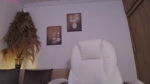 independent model online show from April 2026 01:59:01 PM