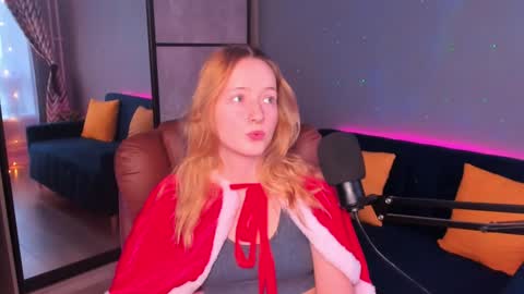 Snapshot of oddlyfamiliar chatting on December 2024 12:30:02 PM Call me Bee online show from December 2024 12:30:02 PM