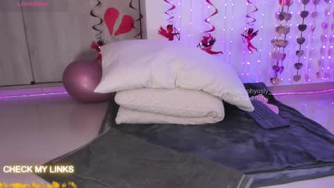 ohyesly_ online show from February 2025 07:52:01 PM