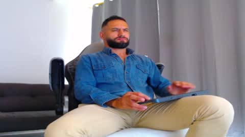 oliver online show from November 2025 03:00:02 PM