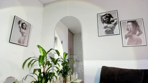 Olivia Collins online show from May 2026 11:04:02 AM
