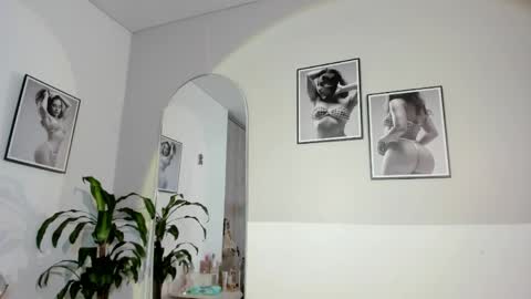 Snapshot of olivia_collisn chatting on May 2026 11:07:02 AM Olivia Collins online show from May 2026 11:07:02 AM