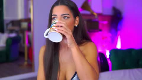 Olivia hereee Nice to meet you  online show from October 2025 08:39:01 AM