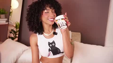 Snapshot of oshun_25 chatting on June 2026 09:30:01 PM Oshun online show from June 2026 09:30:01 PM