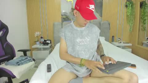Snapshot of owen_drake chatting on May 2026 01:44:01 AM Owen Drak online show from May 2026 01:44:01 AM