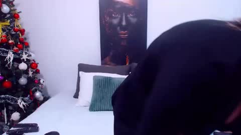 PAMEL ISSY online show from December 2025 12:32:01 PM