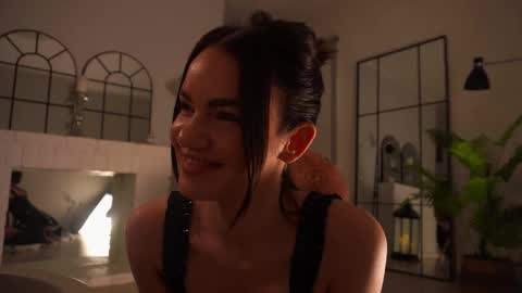 Kristina Kriss online show from September 2025 04:40:02 PM