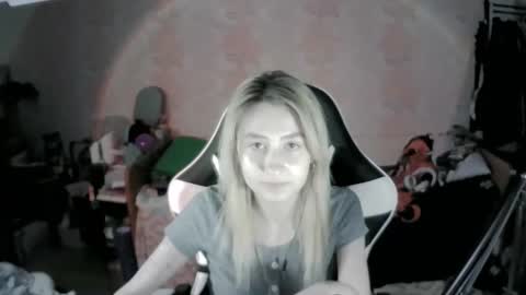 paradise_shade online show from November 2025 05:34:01 PM