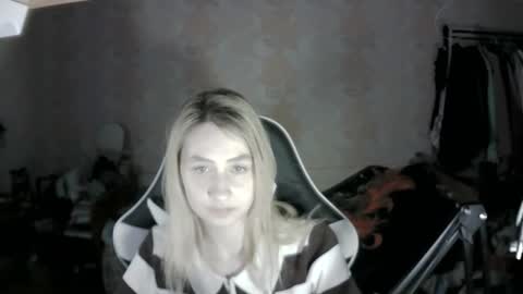 paradise_shade online show from November 2025 03:58:01 PM