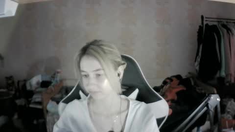 paradise_shade online show from November 2025 09:45:01 AM