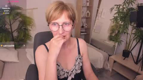 Snapshot of paris_cherry chatting on June 2026 06:12:01 PM Paris online show from June 2026 06:12:01 PM