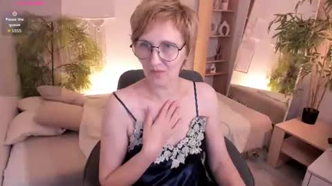 Snapshot of paris_cherry chatting on August 2026 06:32:01 PM Paris online show from August 2026 06:32:01 PM