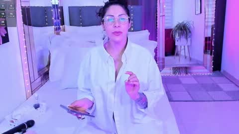 Snapshot of paris_dumont chatting on March 2025 03:32:02 AM Mia online show from March 2025 03:32:02 AM