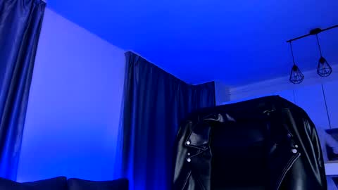 Paris online show from December 2024 02:06:02 AM