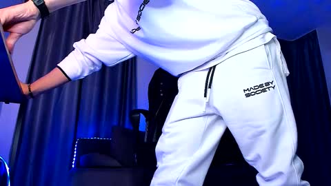 Paris online show from December 2025 07:10:02 PM