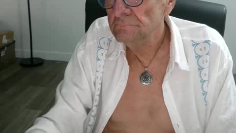 Snapshot of pastelito76 chatting on December 2025 02:47:02 PM Bob online show from December 2025 02:47:02 PM