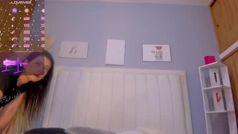 Pau online show from November 2025 07:57:02 PM