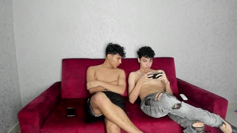 Snapshot of pelusos_mens chatting on December 2024 09:09:02 PM CAIN-19 ALLEN-18 RONALD-18 AUSTIN-18 MOD DANTE online show from December 2024 09:09:02 PM