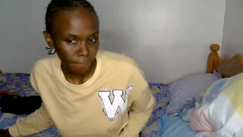 Snapshot of petite_desiree chatting on August 2026 08:00:01 PM Desiree online show from August 2026 08:00:01 PM