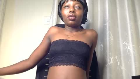 Snapshot of petite_freakette chatting on April 2026 08:44:01 PM Moon online show from April 2026 08:44:01 PM
