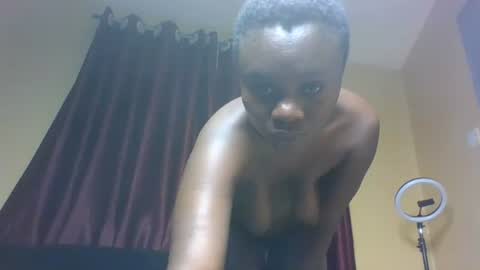 Snapshot of petite_linsey chatting on April 2026 11:24:01 PM linsey online show from April 2026 11:24:01 PM