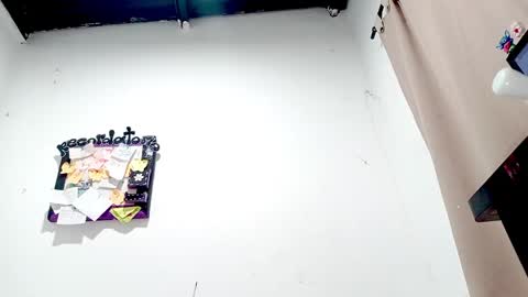 Snapshot of petiteivoryqueen chatting on October 2025 06:25:02 AM danna online show from October 2025 06:25:02 AM