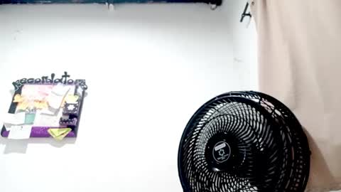 Snapshot of petiteivoryqueen chatting on October 2025 01:00:02 AM danna online show from October 2025 01:00:02 AM