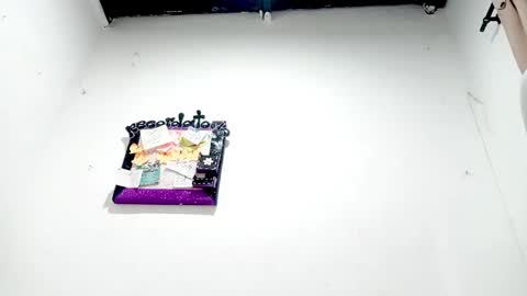 Snapshot of petiteivoryqueen chatting on December 2025 02:50:02 AM danna online show from December 2025 02:50:02 AM