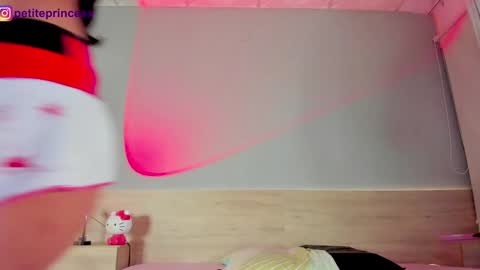 Snapshot of petiteprincesx chatting on December 2024 02:43:02 AM Petiteprinces online show from December 2024 02:43:02 AM