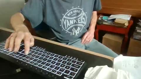 Snapshot of petitwilly chatting on November 2025 10:05:01 AM petitwilly online show from November 2025 10:05:01 AM