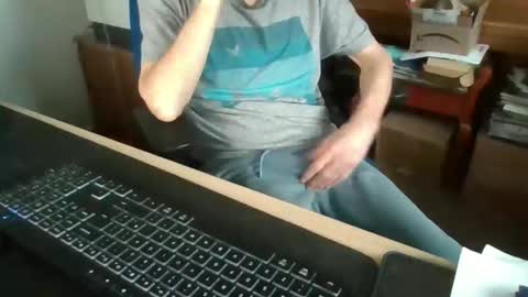 Snapshot of petitwilly chatting on December 2025 09:25:01 AM petitwilly online show from December 2025 09:25:01 AM