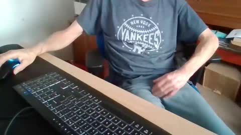 Snapshot of petitwilly chatting on December 2025 09:35:02 AM petitwilly online show from December 2025 09:35:02 AM