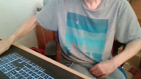 Snapshot of petitwilly chatting on February 2026 09:39:02 AM petitwilly online show from February 2026 09:39:02 AM