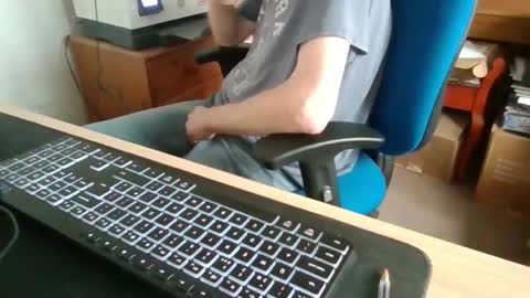 Snapshot of petitwilly chatting on March 2026 09:13:01 AM petitwilly online show from March 2026 09:13:01 AM