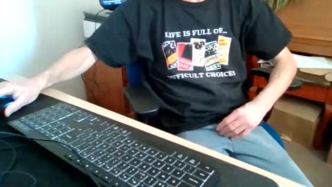 Snapshot of petitwilly chatting on March 2026 09:35:01 AM petitwilly online show from March 2026 09:35:01 AM
