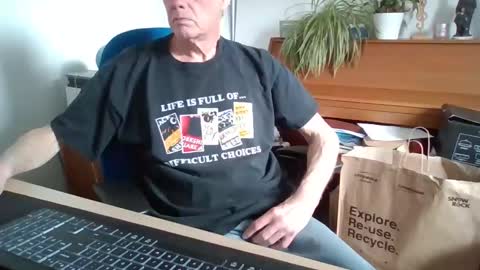 Snapshot of petitwilly chatting on April 2026 11:14:02 AM petitwilly online show from April 2026 11:14:02 AM