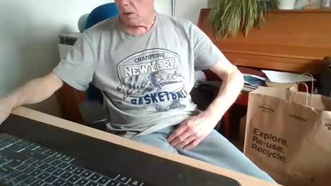 Snapshot of petitwilly chatting on April 2026 11:05:01 AM petitwilly online show from April 2026 11:05:01 AM