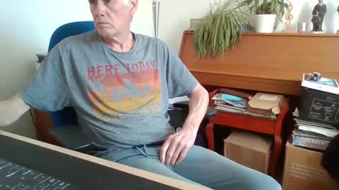Snapshot of petitwilly chatting on April 2026 09:04:01 AM petitwilly online show from April 2026 09:04:01 AM