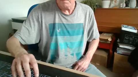 Snapshot of petitwilly chatting on May 2026 03:42:02 PM petitwilly online show from May 2026 03:42:02 PM