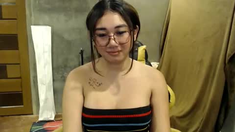 Snapshot of pia_worthsback chatting on November 2025 12:00:01 AM Pia online show from November 2025 12:00:01 AM