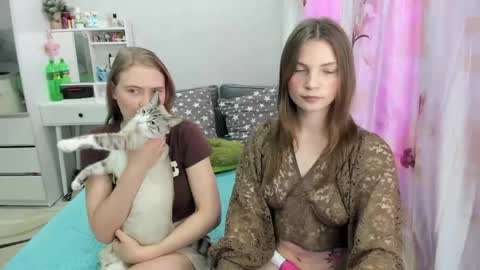 Snapshot of pikmi_obsos chatting on April 2026 05:04:02 PM Adele and Elli online show from April 2026 05:04:02 PM