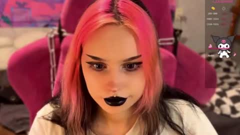 Snapshot of pineapple_dope chatting on June 2026 09:01:02 PM Nancy online show from June 2026 09:01:02 PM