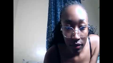 Snapshot of pinkaura_ chatting on May 2026 07:09:02 PM PinkyAura online show from May 2026 07:09:02 PM