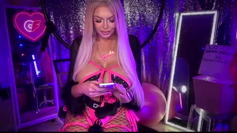 Snapshot of plasticfuckdoll chatting on February 2025 08:20:02 AM Dumb bimbo fuck doll online show from February 2025 08:20:02 AM